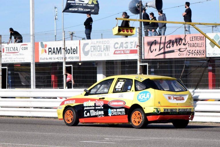 El piloto altagraciense competirá el sábado y domingo el Autódromo Oscar Cabalén.