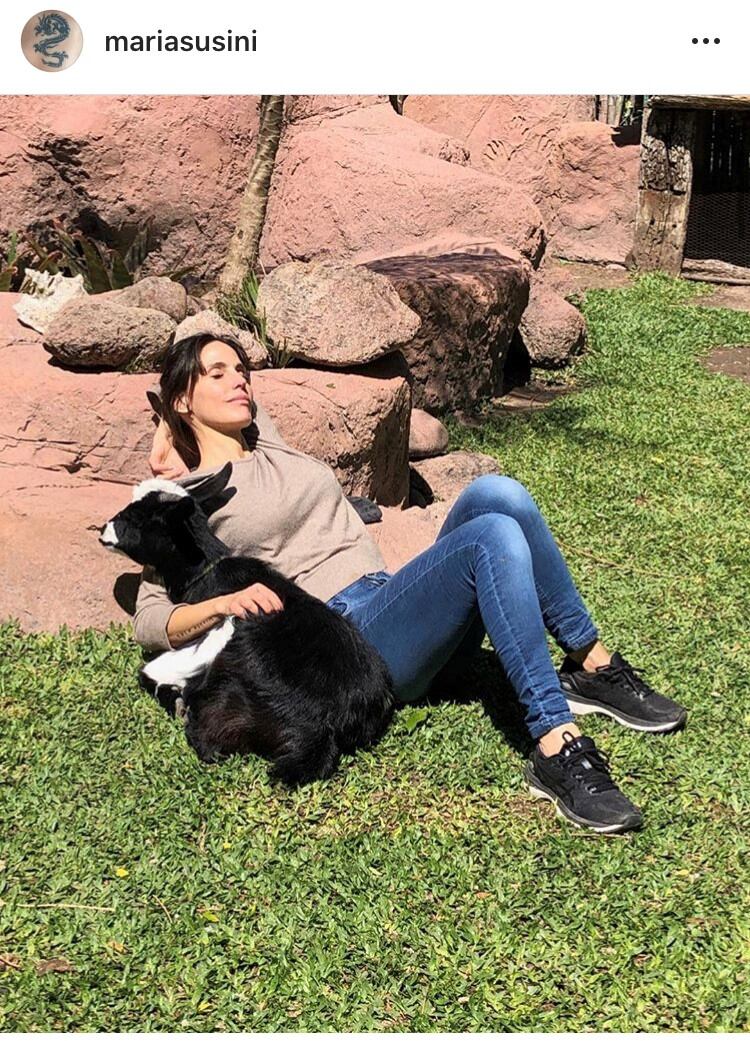 María Susini descansa junto a su mascota Nanga.