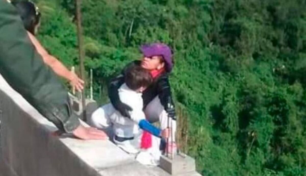 Escalofriante: se arrojó de un puente con su hijo en brazos