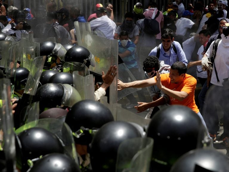 Demonstrators clash with security forces during an opposition rally in Caracas, Venezuela, April 4, 2017. REUTERS/Marco Bello