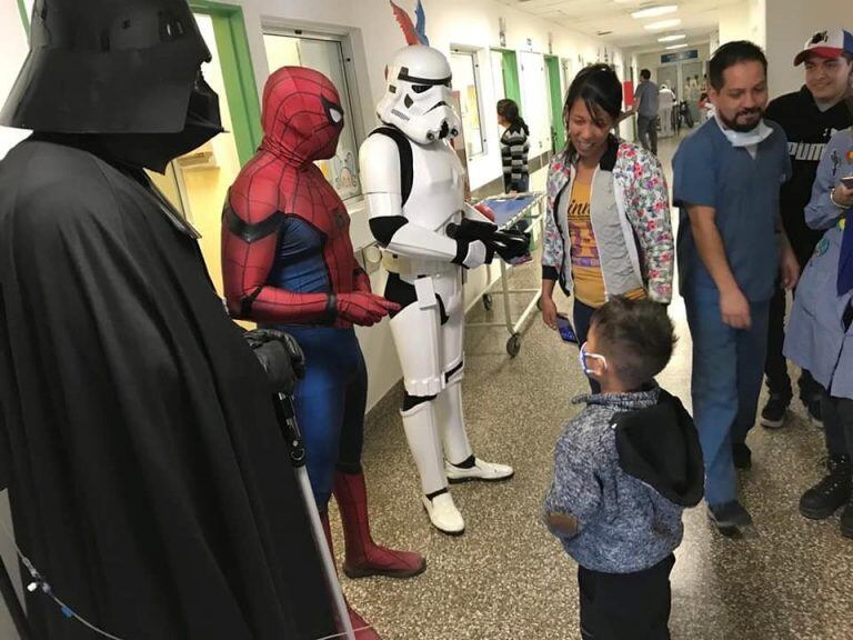 Darth Vader y El Hombre Araña cordobés visitaron a los chicos del área de Oncología del Hospital de Niños y así los alegraron. (Facebook)