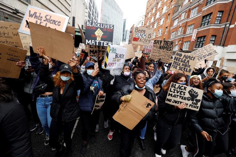 Una multitud de ciudadanos, muchos de ellos con máscaras faciales y guantes, se ha congregado en la plaza del Parlamento (Foto: REUTERS/John Sibley)