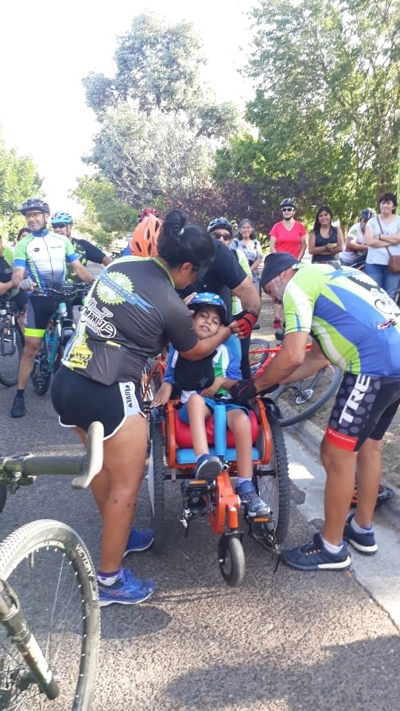 Agustín cumplió el sueño de pasear en bici