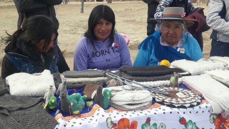 Tejedoras de San Francisco de Alfarcito exhiben prendas y artesanías.