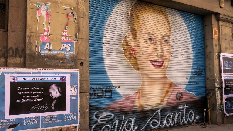 AME2838. BUENOS AIRES (ARGENTINA), 15/05/2019.- Fotografía de un mural en honor a Eva Perón este miércoles, en la puerta de la sede de la Confederación General del Trabajo (CGT), en Buenos Aires (Argentina). La CGT, la mayor agrupación sindical argentina, realizó un pedido al papa Francisco para que inicie el proceso de beatificación de Eva Perón, mítica ex primera dama del país, confirmaron a Efe fuentes sindicales este miércoles. Esta demanda se produce una semana después del centenario del nacimiento de 'Evita', uno de los personajes históricos más influyentes del país austral por ser un símbolo de la clase popular e impulsora de la consecución del voto femenino en Argentina. EFE/ Tono Gil