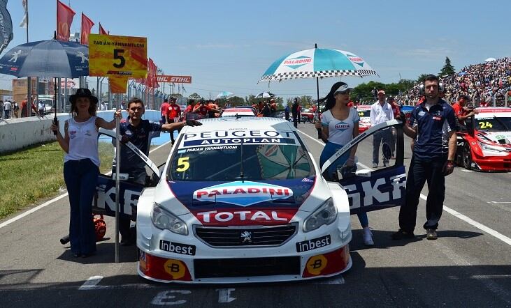 Todo el color de uno de los eventos más convocantes del calendario deportivo del Cabalén. En la imagen, el Peugeot 408 del Patito Yannantuoni.