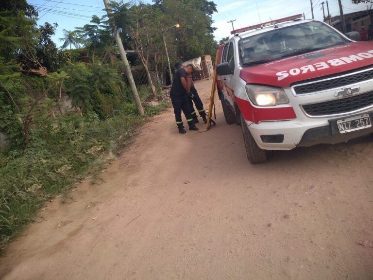 La policía trabajó en el accidente de Colonia Santa Rosa. (Policía de Salta)