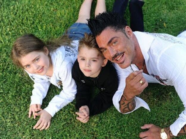 Ricardo Fort junto a sus hijos.