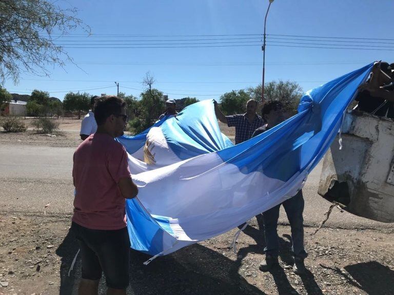 Tuvieron que cambiar las poleas del mástil para que soporte el peso.