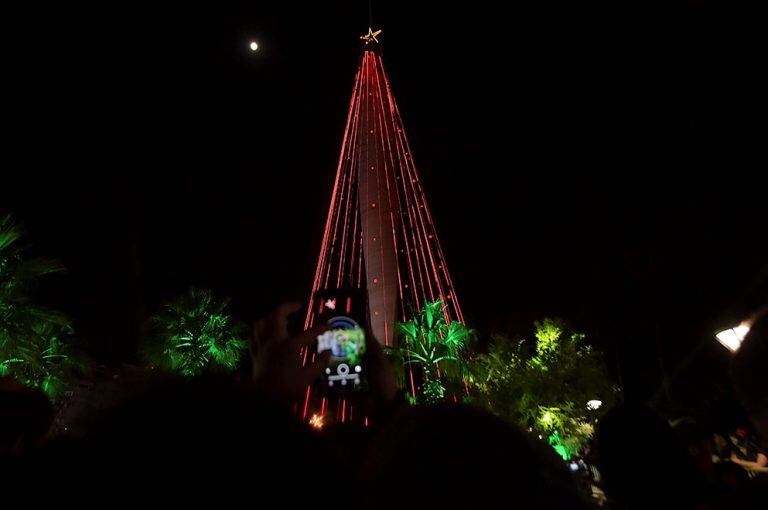 El arbolito de Navidad del Faro del Bicentenario en Córdoba volvió a armarse este 8 de diciembre.