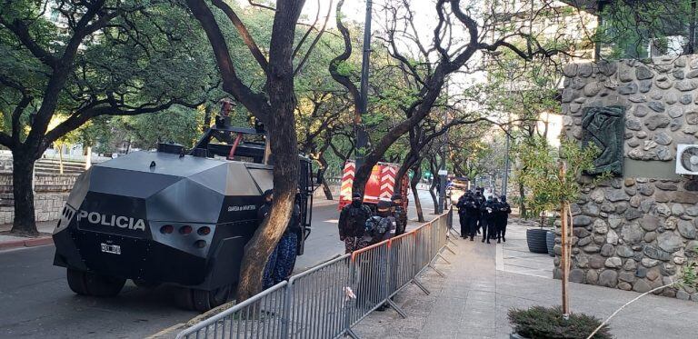 Impresionante operativo en la Municipalidad de Córdoba.