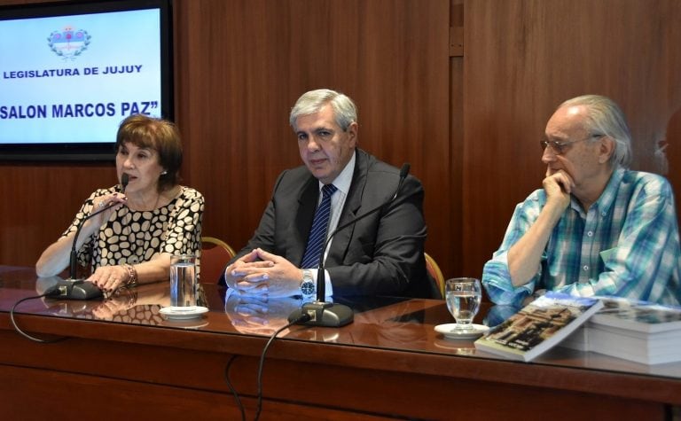 Aguiar, Haquim y Zago, en el estrado, para la presentación de “Nos mester - Nuestro oficio literario”, antología literaria de poetas y escritores del NOA.