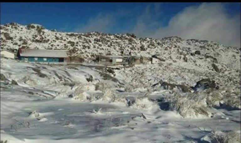 Postal de la nevada en Traslasierra el 9 de julio de 2007. (Foto: Traslasierra Noticias).