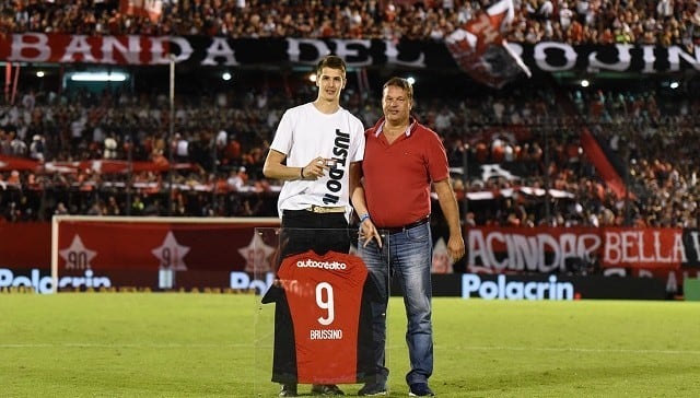 El ex basquetbolista de Dallas Mavericks, Nicolás Brussino, fue distinguido por Newell's Old Boys durante su visita al Coloso del Parque Independencia.