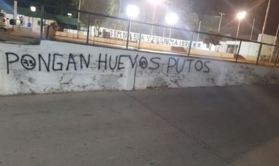 Una de las pintadas en la zona exterior de la cancha de Gimnasia.