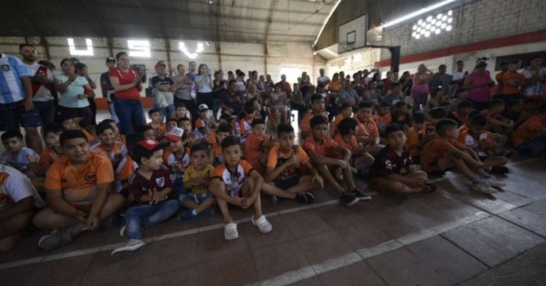 Matías Suárez visitó el club Unión San Vicente.