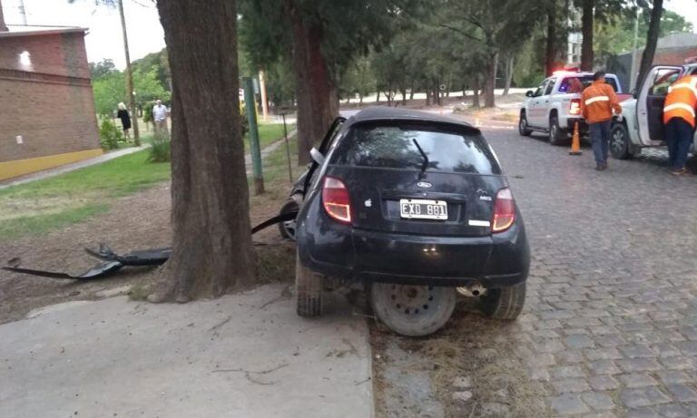 Una mujer heridas tras chocar contra un árbol