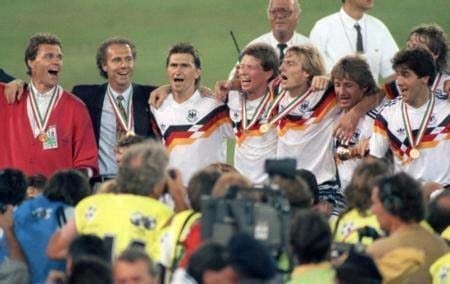 La alemania de Matthaus, futuro jugador récord, del goleador Klinsmann y del lateral Brehme, el del penal a Argentina, campeona. Con el Kaiser como DT, para igualar la marca de Zagallo.