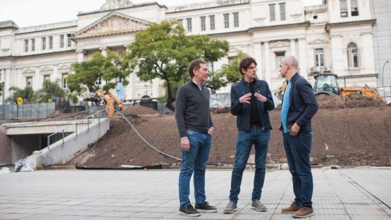 El economista recorrió la Plaza Houssay junto a Horacio Rodríguez Larreta y Diego Santilli. (Foto: Web)