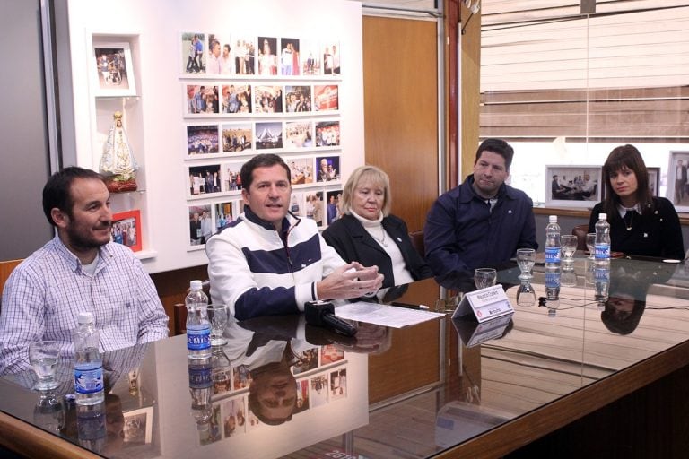 Mauricio Cravero junto al ejecutivo y autoridades de Bomberos Arroyito