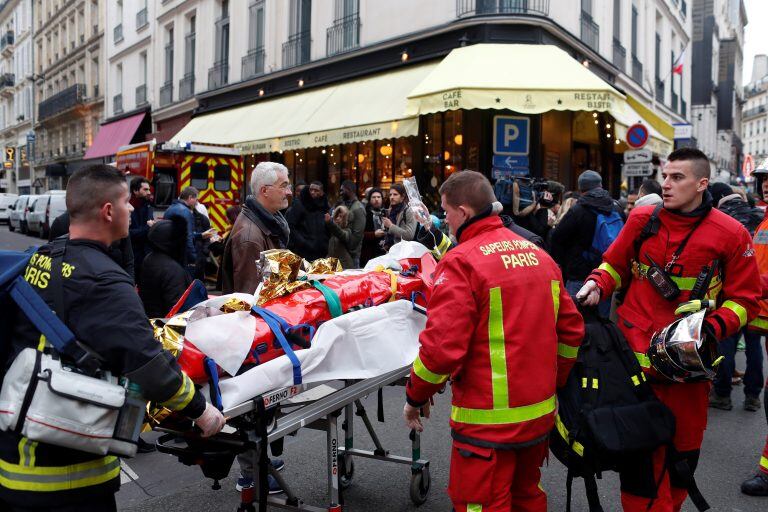 Por un escape de gas, explotó una panadería en el centro de París, Francia (AP)