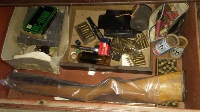 Encontró un arsenal en su casa