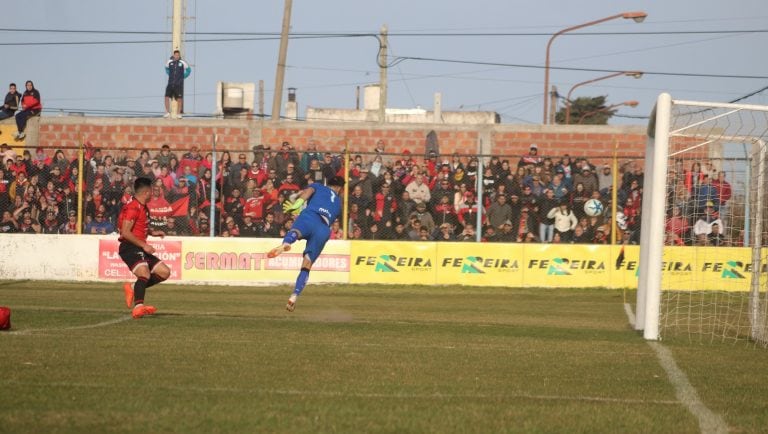 La pelota va a la red, será el gol del campeonato para Sporting