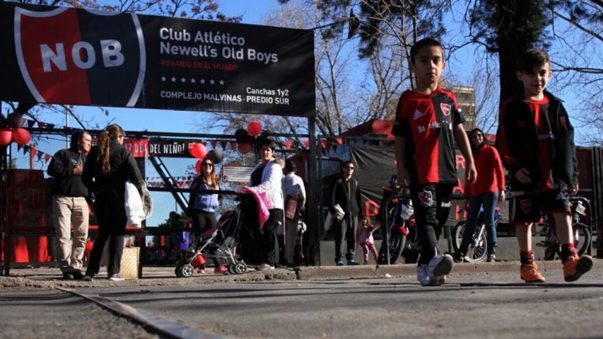 Ante la imposibilidad de probar jugadores, Newell's los busca online