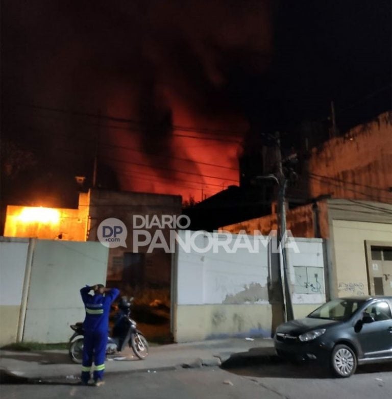 Incendio en el bazar "El Tiburón". (Fotos: Diario Panorama).