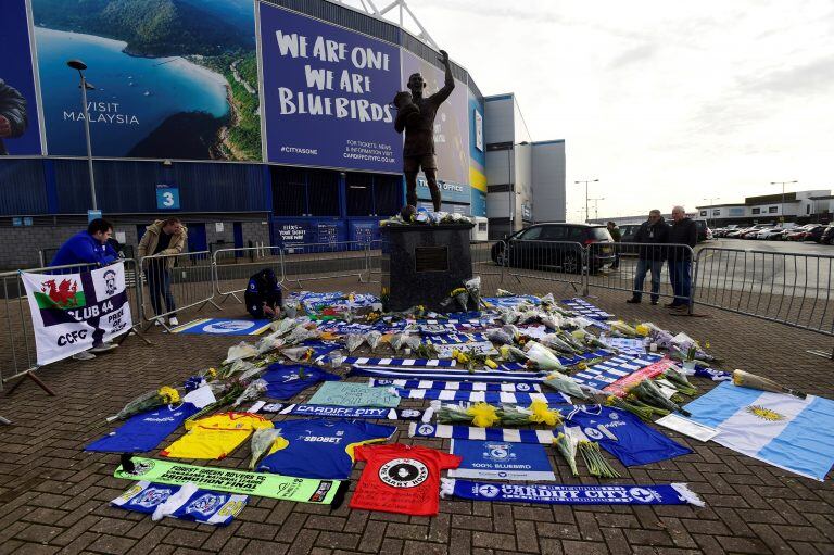 Hinchas del Cardiff City se acercaron al estadio del club para dejar muestras de apoyo para el delantero del equipo Emiliano Sala (REUTERS).