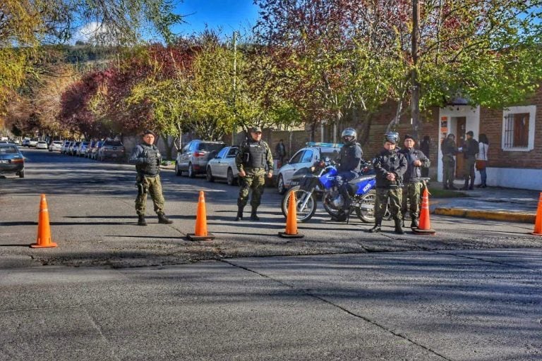 Policía cortando el transito por el juicio al médico que difundió las fotos de Santiago Maldonado.