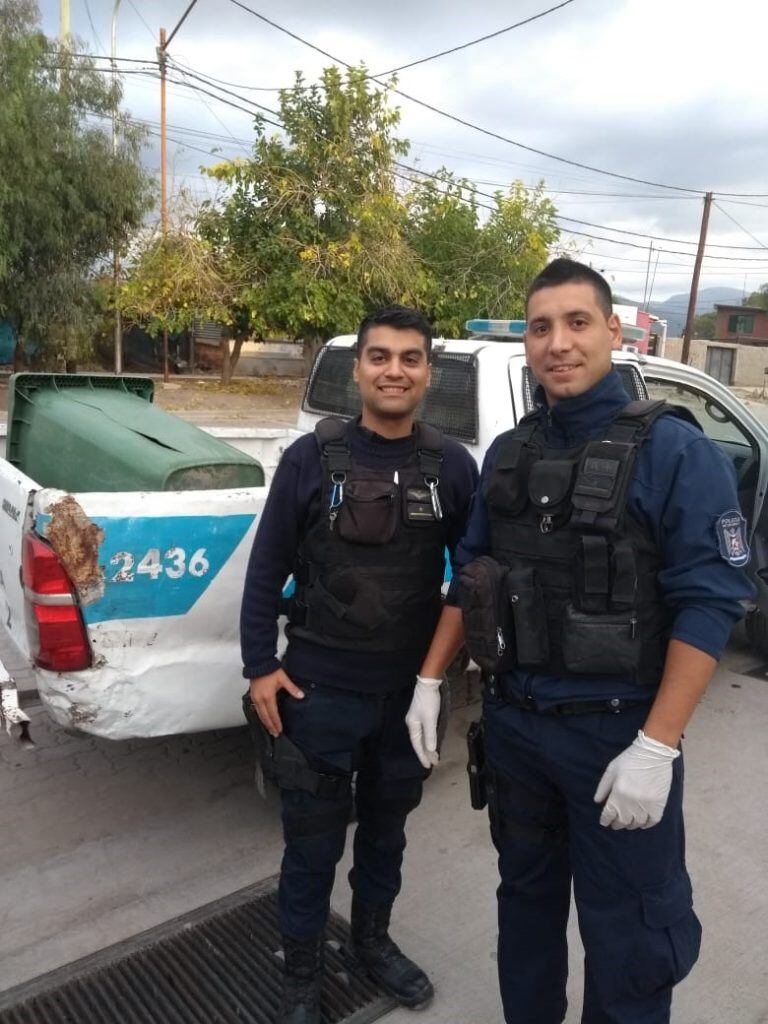 Los  auxiliares Nahuel Moyano y Lucas Guiñazú ayudaron a dar a luz a la joven de 17 años.