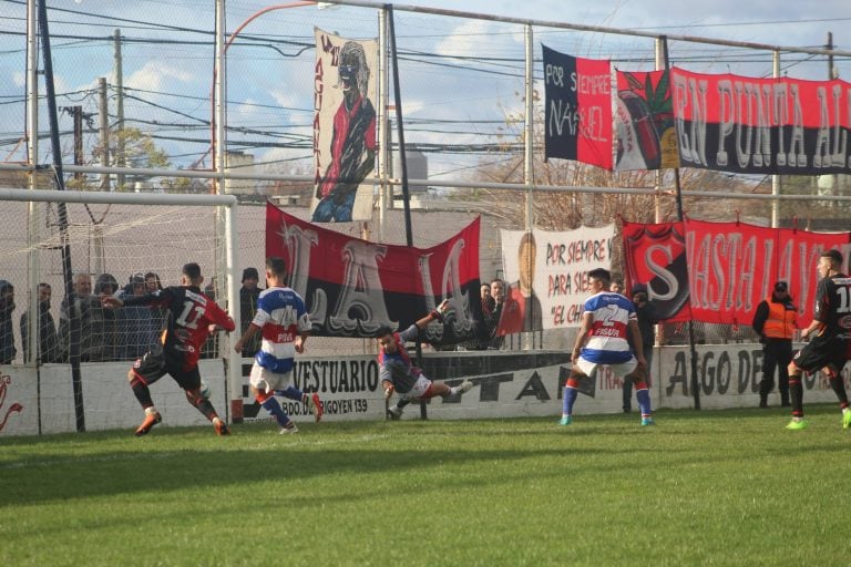 Por muy poco no llega Casco a empujar el remate de Matías López que pasó cerca