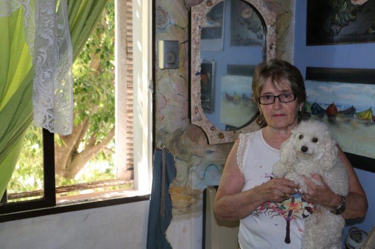 Isolina, junto a uno de sus caniches que encontraron un delincuente debajo de la mesa del comedor
Crédito: ElDía