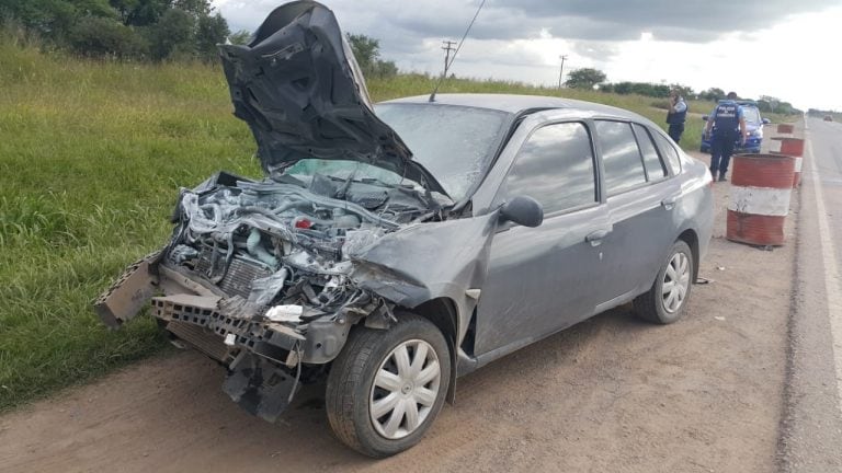 Accidente en Ruta 19. Así quedó el Renaul Symbol tras colisionar con la batea de un camión.