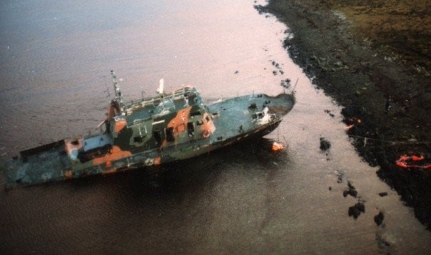 Lancha "Río Iguazú" embicada en las costas de Islas León Marino.