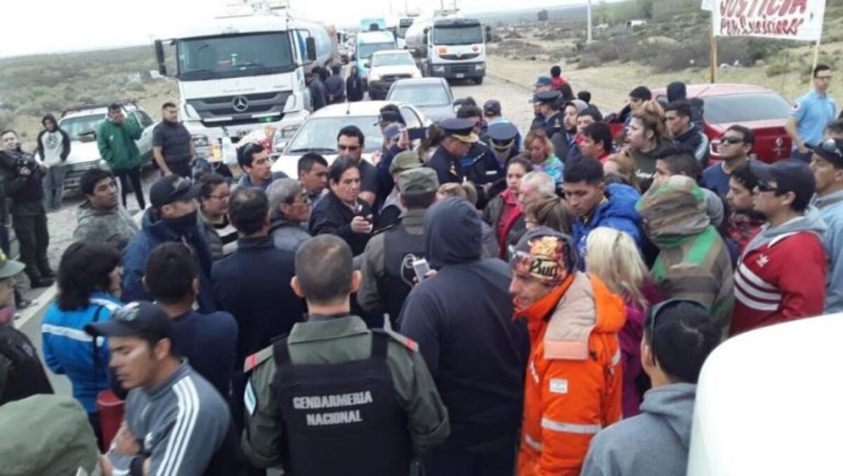 Cutral Co: Gendarmería negocia que terminen los cortes por la muerte de Luciano