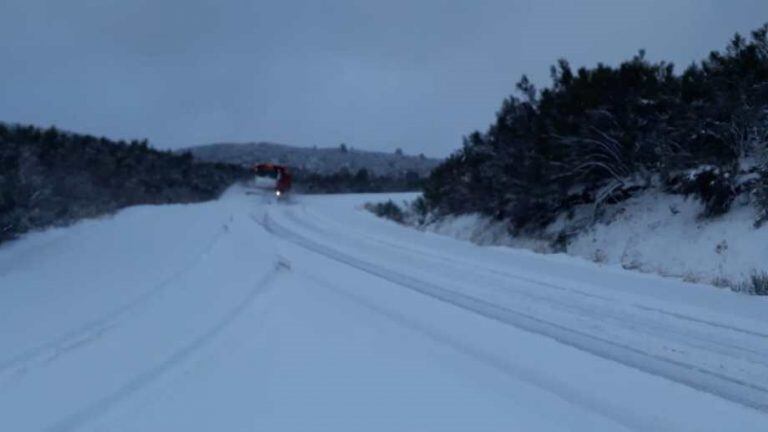 Advierten sobre acumulación de hielo y nieve en la calzada (web).