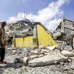 HOT01 ACEH (INDONESIA), 07/12/2016.- Un ciudadano indonesio inspecciona una mezquita destruída tras el terremoto de 6,5 grados que sacudió hoy la provincia de Aceh, en el norte de Sumatra, Indonesia, hoy, 7 de diciembre de 2016. Las autoridades de Indonesia elevaron a 49 el número de muertos y a casi 500 el de heridos tras el seísmo. La región del movimiento telúrico es la misma en la que en 2004 un potente seísmo de entre 9,1 y 9,3 grados formó un tsunami en el océano Índico que mató a unas 230.000 personas en una docena de países, la mayoría de ellos en Aceh. EFE/HOTLI SIMANJUNTAK