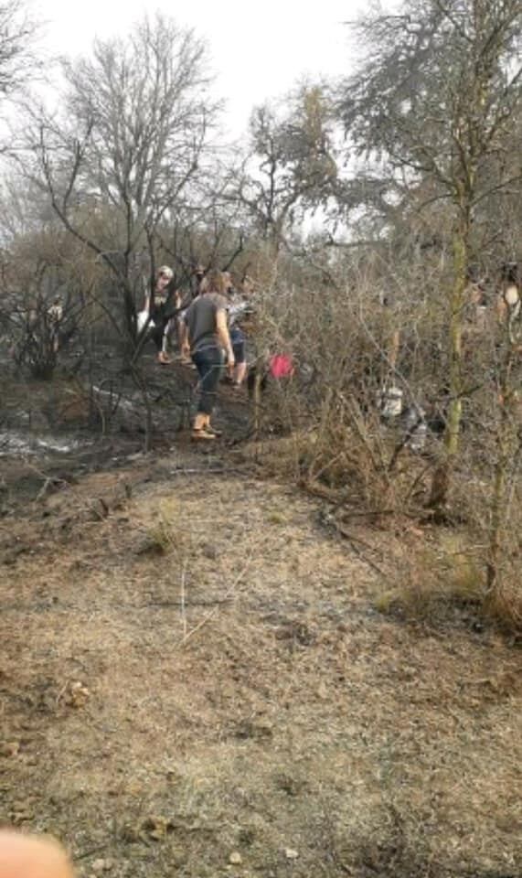 En Mina Clavero se formó un corredor humano de acarreo de agua para combatir los incendios. (Belen Intima)