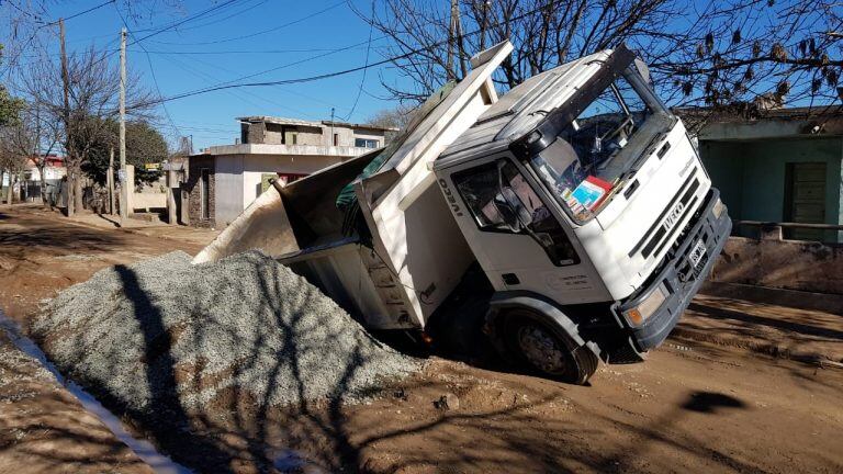 Se hundió el asfalto y un camión cayó en un pozo en Villa El Libertador.