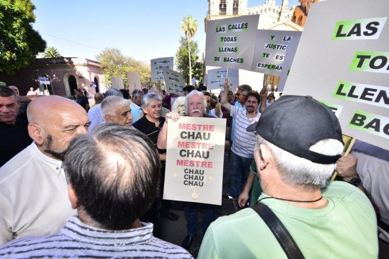 El Suoem  despide a Ramón Mestre con una protesta en el Teatro Real.