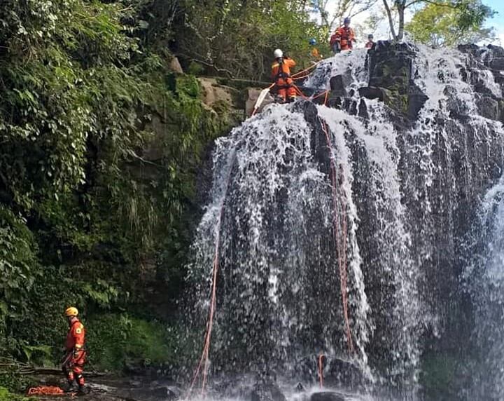 Guardaparques de Iguazú entrenándose en zonas de riesgo. (La Voz)