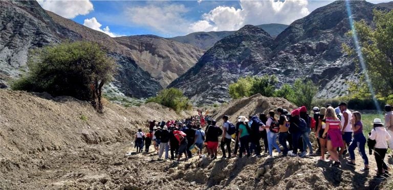 La comparsa lleva al Pujllay para su "entierro" entre los cerros.