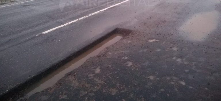 Interminable cola de autos averiados por un bache en la autopista Rosario-Santa Fe. (Aire Digital)