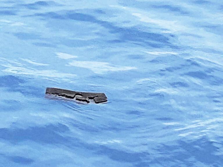 Una parte de un tanque de gasolina hallado el miércoles en el mar (Fuerza Aérea chilena / AFP)