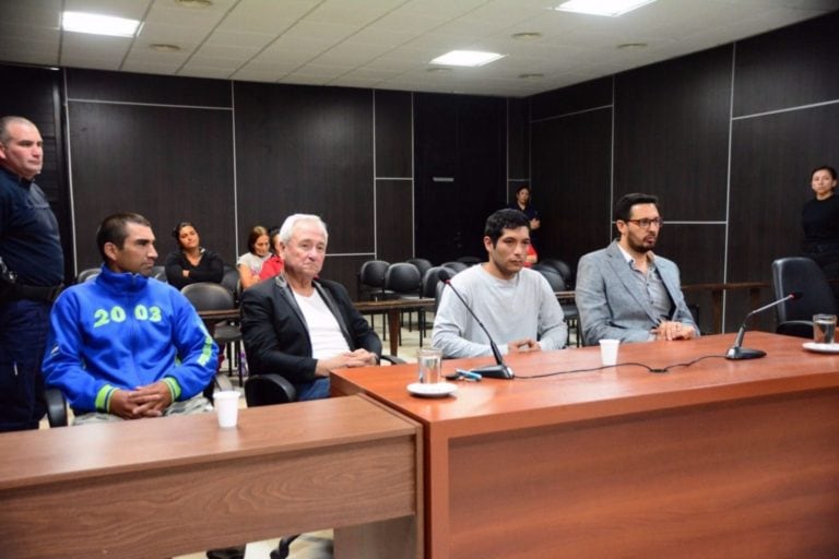 Lectura del fallo. Díaz, su abogado Raúl Bernardis; Rodríguez y el defensor Víctor Endeiza. Fotos: El Diario de la República.