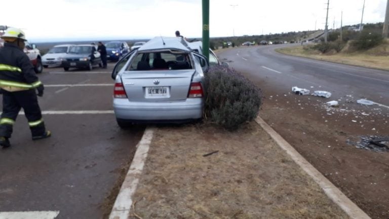 Esquivó un charco de agua y chocó contra una luminaria. Foto: Policía de San Luis