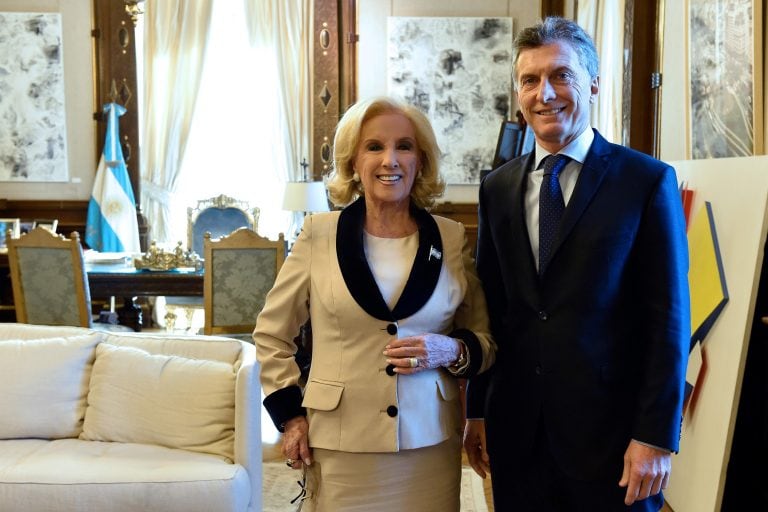 BUENOS AIRES 24/05/16, EL PRESIDENTE, MAURICIO MACRI, RECIBIO EN CASA DE GOBIERNO A LA CONDUCTORA TELEVISIVA, MIRTHA LEGRAND.FOTO:DYN/PRESIDENCIA casa de gobierno mauricio macri mirtha legrand almuerzo conductora television presidente invitacion a actriz 