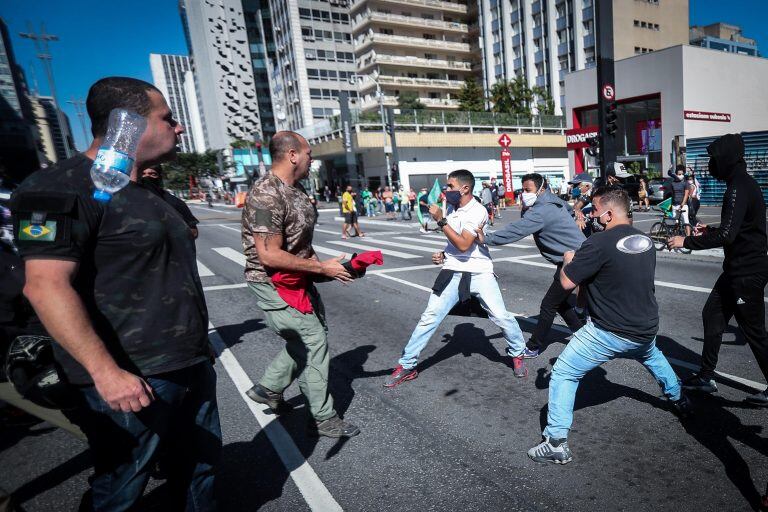 Partidarios y detractores del presidente brasileño Jair Bolsonaro, se enfrentaron este domingo en medio de unas violentas protestas que dejaron varios heridos en Sao Pablo (Brasil). (Foto: EFE/Fernando Bizerra)